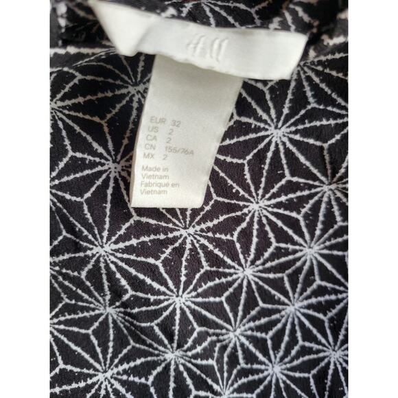 H&M Women’s Black Star Print long sleeve button back Blouse - sz 2 - Picture 6 of 8